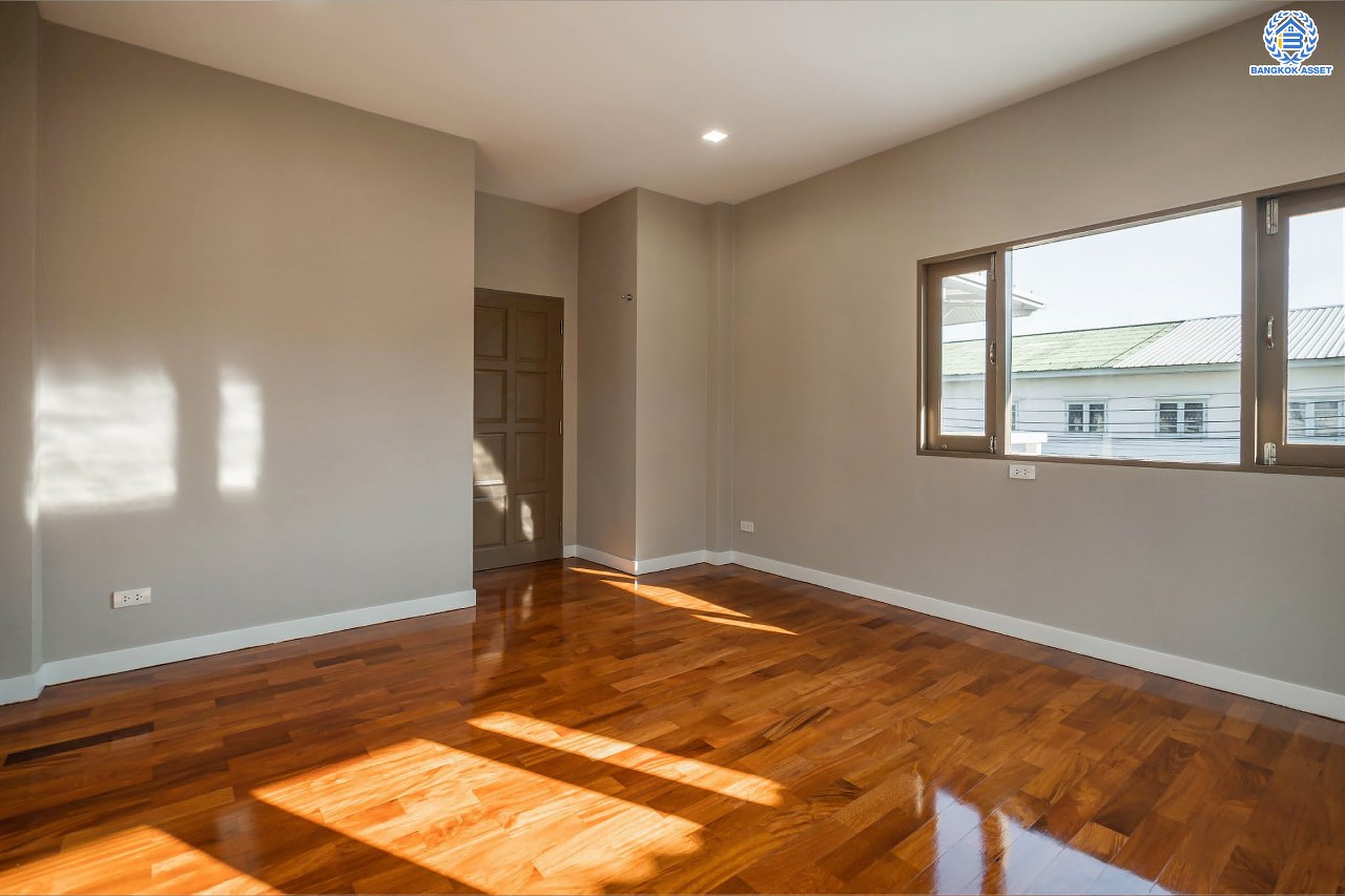 บ้านมือสองตกแต่งใหม่ ดีไซน์สวย โครงการ ซันไรซ์กรีน นวมินทร์ เนื้อที่ 75 ตร.ว. พื้นที่ใช้สอยมากถึง 338 ตร.ม. พร้อมฟังก์ชัน 4 ห้องนอน 4 ห้องน้ำ 1 ห้องแม่บ้าน จอดรถได้ 2 คัน รองรับทุกกิจกรรม บนทำเลเชื่อมต่อหลายเส้นทาง ใกล้รถไฟฟ้าสายสีชมพู "สถานีรามอินทรา" และจุดขึ้นทางด่วน "เอกมัย-รามอินทรา"